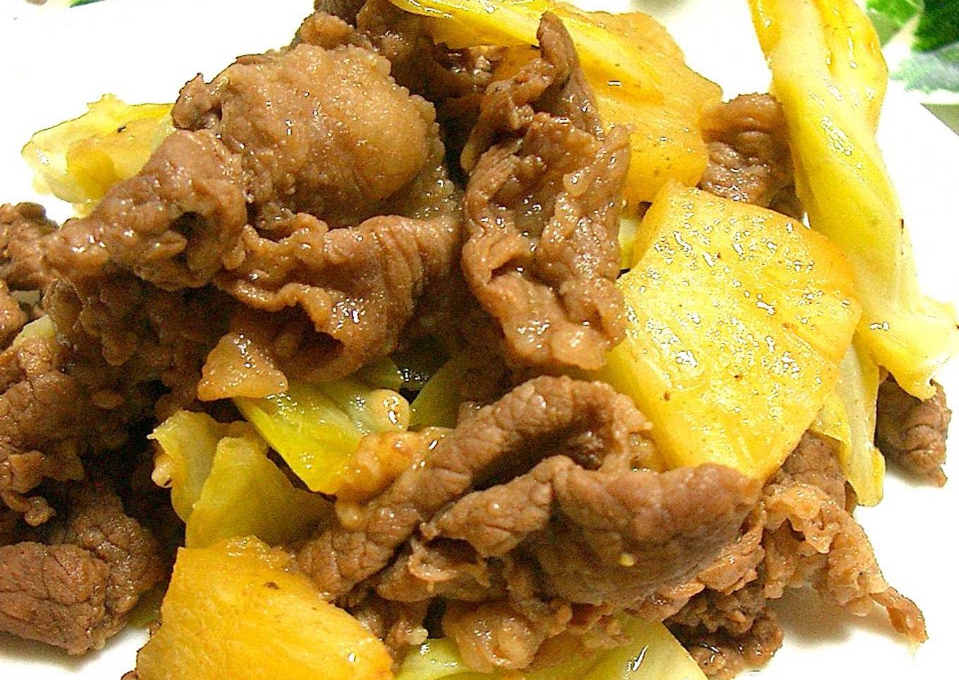 Fry beef and pineapple