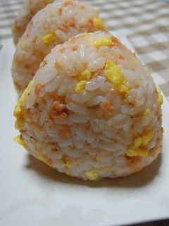 A picture of Salmon Flakes and Scrambled Egg Rice Balls.