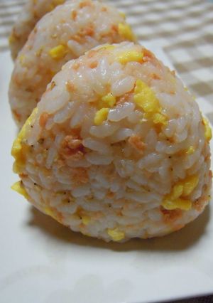 A picture of Salmon Flakes and Scrambled Egg Rice Balls.