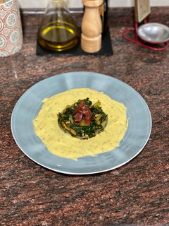 Una foto de Acelgas con puré de verduras y jamón crunchy