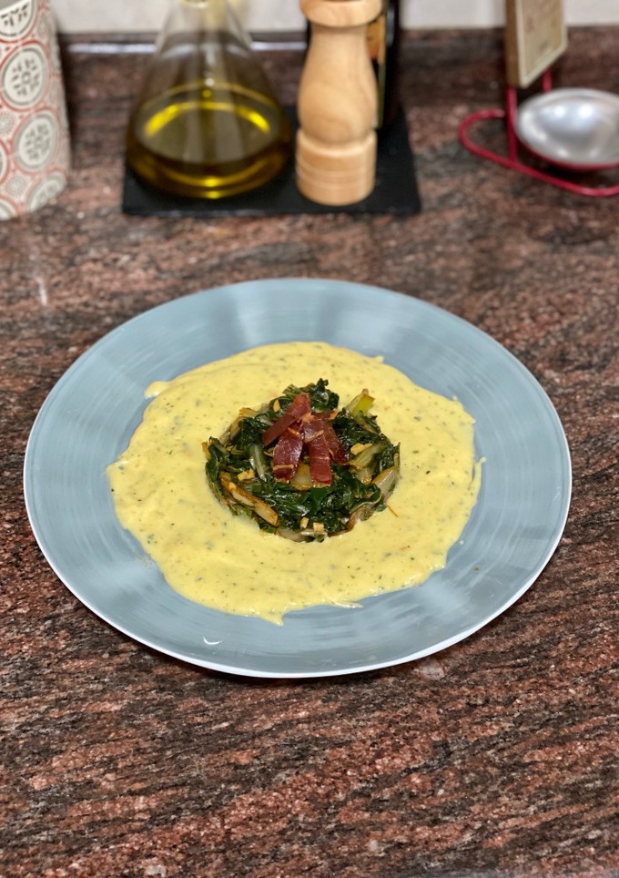 Una foto de Acelgas con puré de verduras y jamón crunchy
