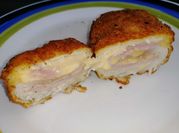 Una foto de huevo, jamón, queso amarillo