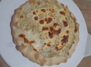 Una foto de pollo cebolla queso