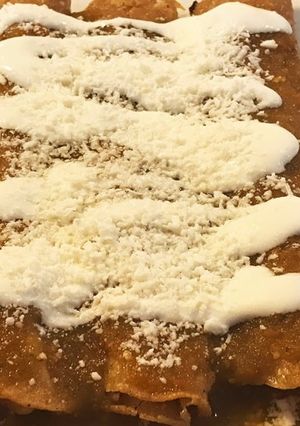 Una foto de Flautas de queso bañadas en salsa verde