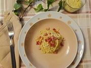 Una foto di pancetta spaghetti