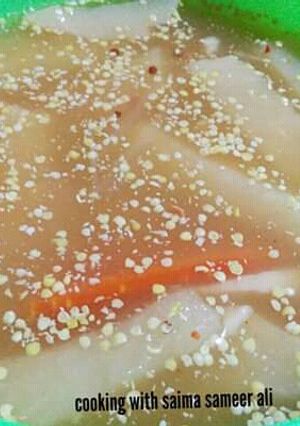 A picture of Gajar r shaljam ka pani wala khatta meetha achar.