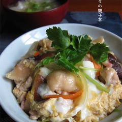 A picture of Old-Fashioned 'Oyako Don' Chicken and Egg Rice Bowl.