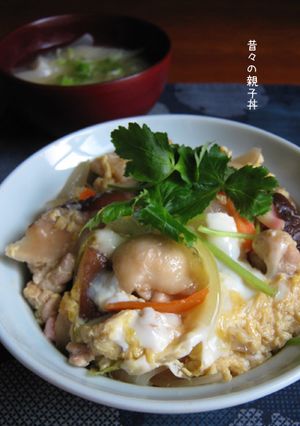 A picture of Old-Fashioned 'Oyako Don' Chicken and Egg Rice Bowl.