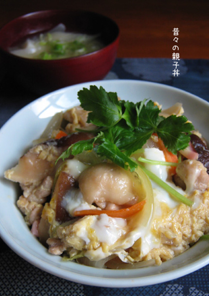 A picture of Old-Fashioned 'Oyako Don' Chicken and Egg Rice Bowl.