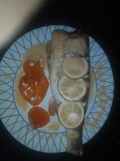 Una foto de Lubina al horno con verduras