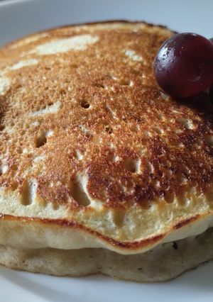 Una foto de Pancakes/Panquecas🥞 vegan@s🧇 de banano/plátano🍌🍇😋