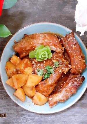 Hình của món Sườn nướng mật ong khoai tây.
