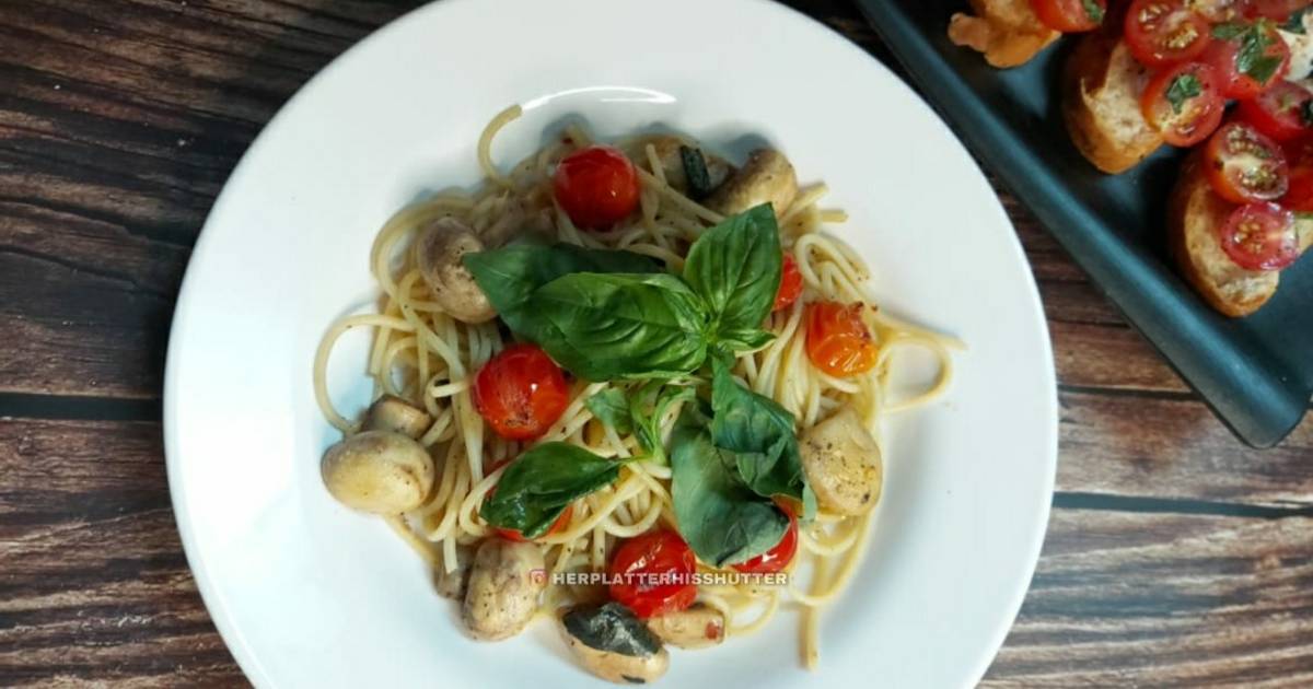 Spaghetti Aglio e Olio With Mushrooms, Cherry Tomatoes & Basil Recipe by  Deepika Patil Parekh - Cookpad