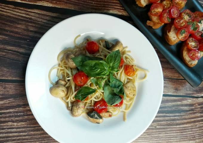 Spaghetti Aglio e Olio With Mushrooms, Cherry Tomatoes & Basil