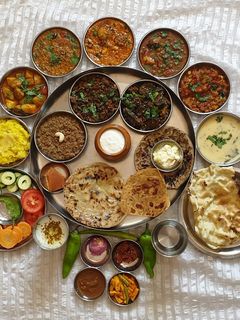 કાઠીયાવાડી થાળી (Kathiyawadi Thali Recipe In Gujarati) રેસીપી મુખ્ય ફોટો