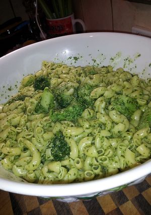 A picture of Pesto pasta with broccoli.