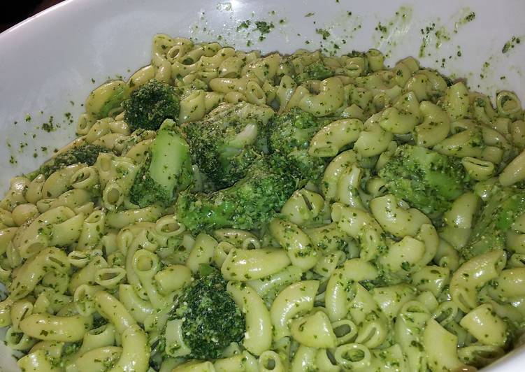 Pesto pasta with broccoli