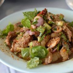 A picture of Yum Mhu yang or bbq pork sirloin salad.