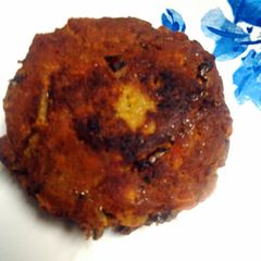 A picture of salmon patties.