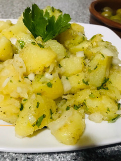 Una foto de Ensalada de patata saludable y rica