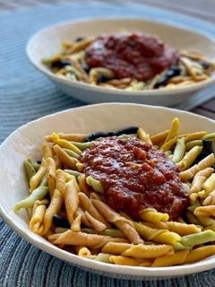 Una foto de Pasta italiana con salsa de tomate casera🍝🇮🇹