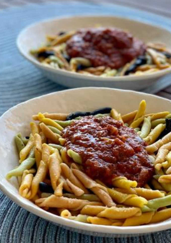 Una foto de Pasta italiana con salsa de tomate casera🍝🇮🇹