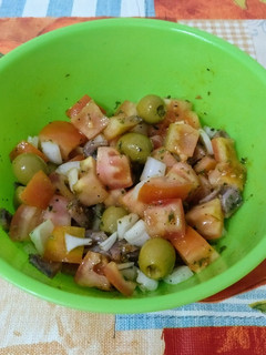 Una foto de Ensalada veraniega de tomate, anchoas y aceitunas