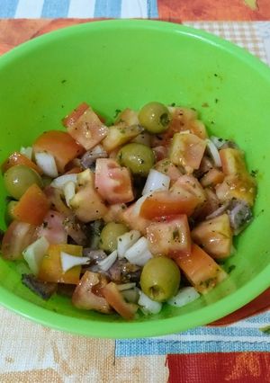 Una foto de Ensalada veraniega de tomate, anchoas y aceitunas