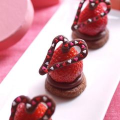 A picture of Chocolate and Extravagant Strawberries for Valentine's Day.