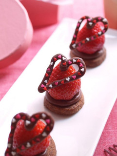 A picture of Chocolate and Extravagant Strawberries for Valentine's Day.