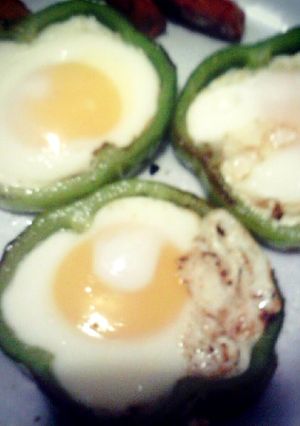 A picture of bell pepper eggs.
