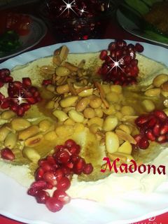 صورة لوصفة حمص الناعم بالمكسرات والرمان