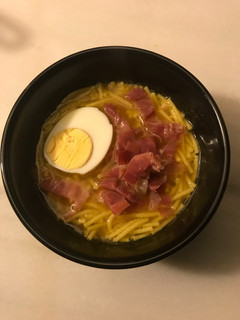 Una foto de Sopa de fideos con jamón serrano y huevo duro