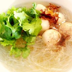 A picture of Winter vermicelli in fish ball soup.