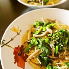 A picture of Spaghetti Aglio e Olio with Nanohana and Fermented Krill.