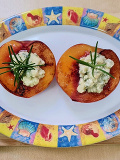 Una foto de Durazno con queso azul al romero 🍑 Postrecito agridulce 🍑