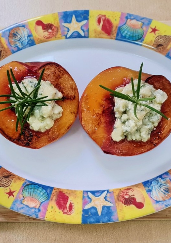 Una foto de Durazno con queso azul al romero 🍑 Postrecito agridulce 🍑