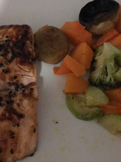 Una foto de Salmón con verduras