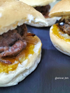 Una foto de Mini-burger de ternera y setas, con chalota y confitura de calabaza