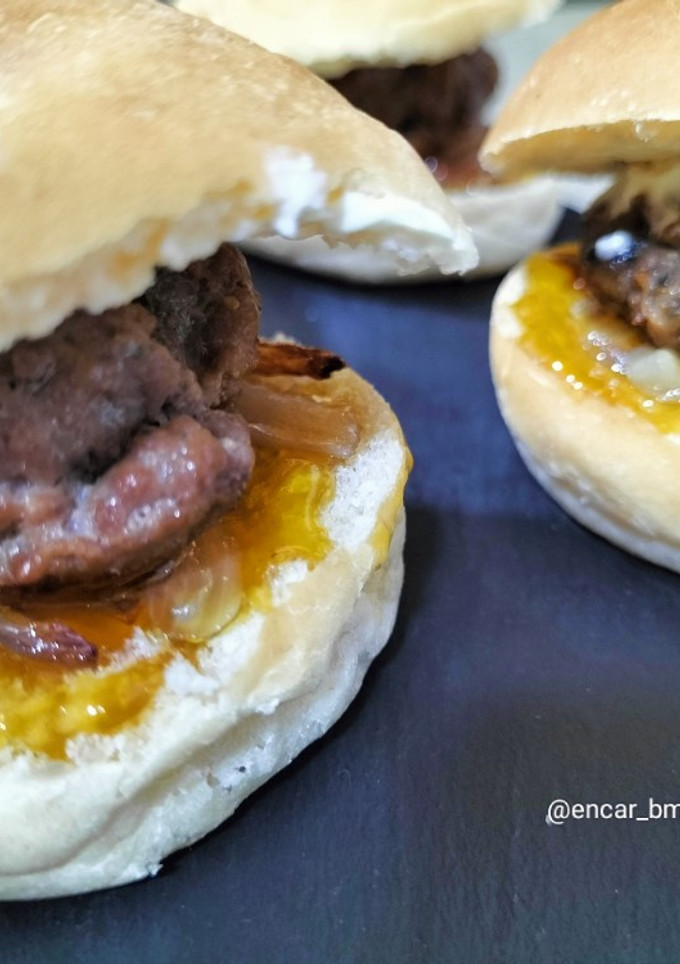 Una foto de Mini-burger de ternera y setas, con chalota y confitura de calabaza