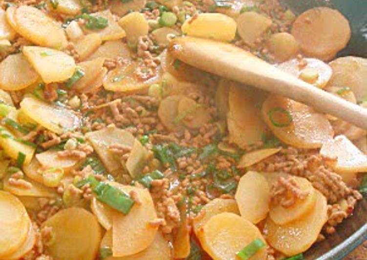 Easy Way to Cook Yummy Simmered Potato and Ground Pork with Gochujang Flavor