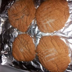 A picture of simple peanut butter cookies.