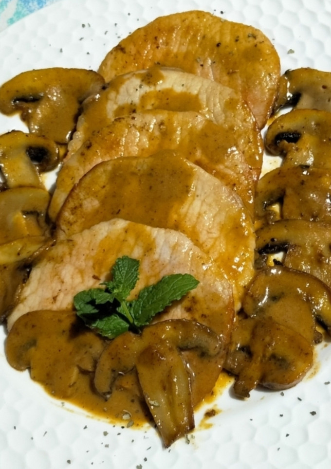 Una foto de Lomo de cerdo con salsa de champiñones