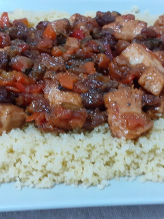 Una foto de Cous cous con pollo, y verduras
