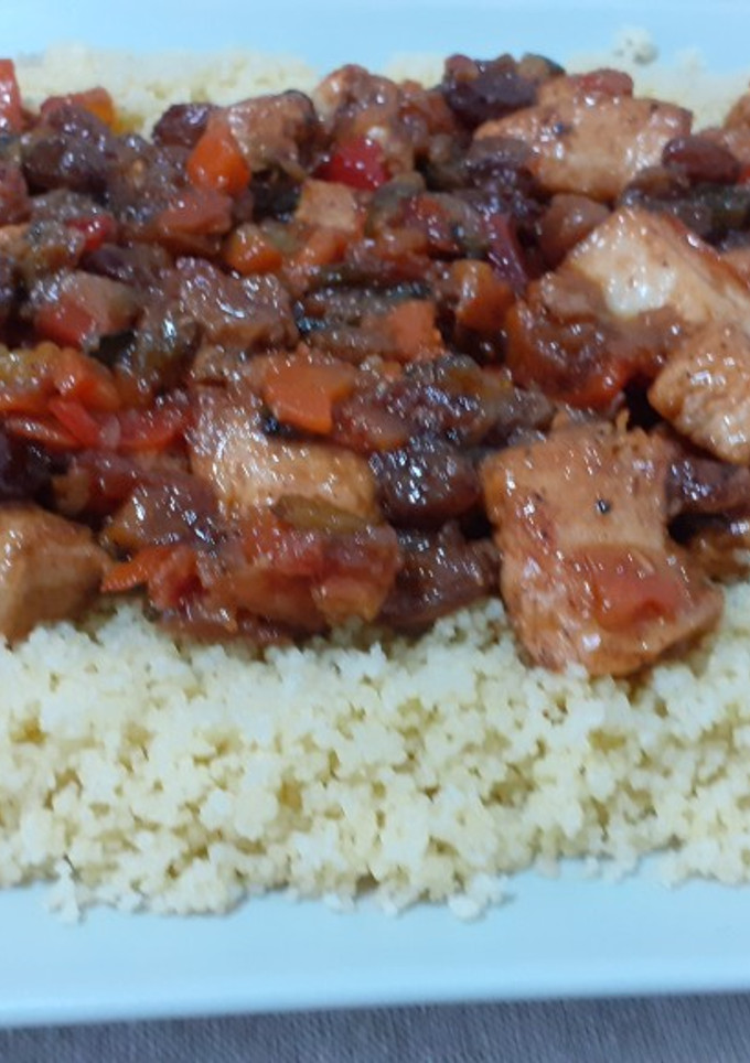 Una foto de Cous cous con pollo, y verduras