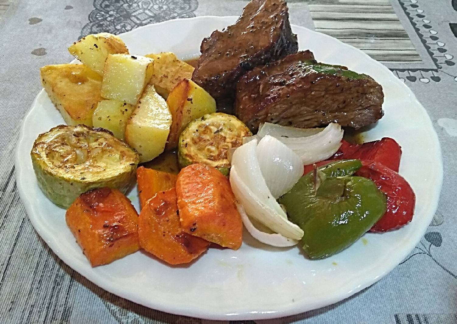 Colita de Cuadril en Esse con vegetales al horno Receta de Pao Garcia