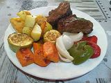 Colita de Cuadril en Esse con vegetales al horno