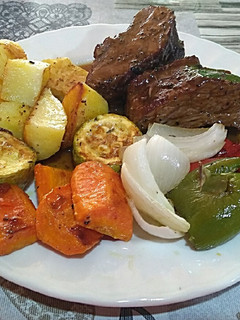 Una foto de Colita de Cuadril en Esse con vegetales al horno