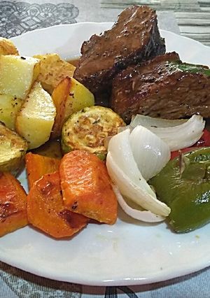 Una foto de Colita de Cuadril en Esse con vegetales al horno