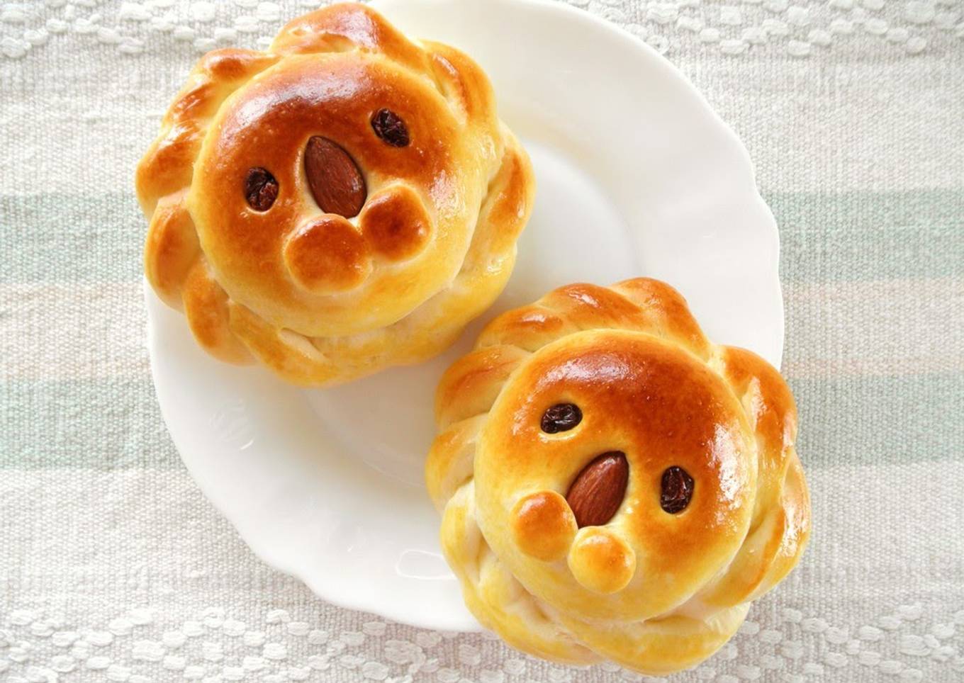 Lion Shaped Bread with Frozen Burgers